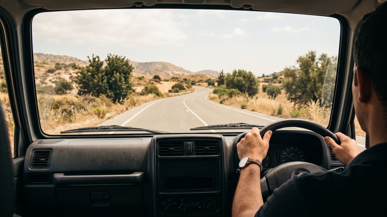 Blick nach vorn aus einem rechtsgelenkten Auto, Lenkrad rechts, auf einer offenen zyprischen Straße